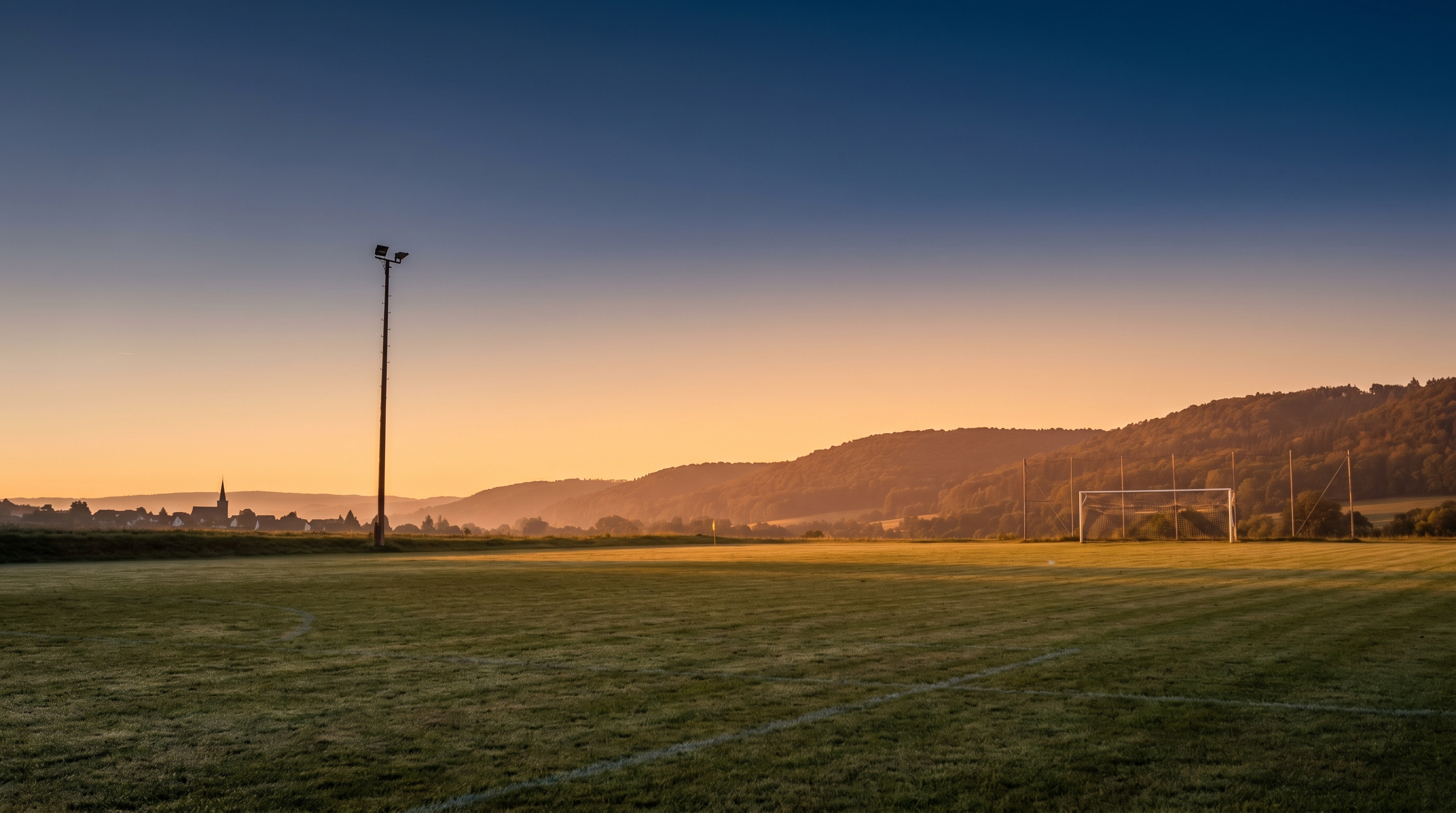 Sportplatz im Werratal bei Abendlicht