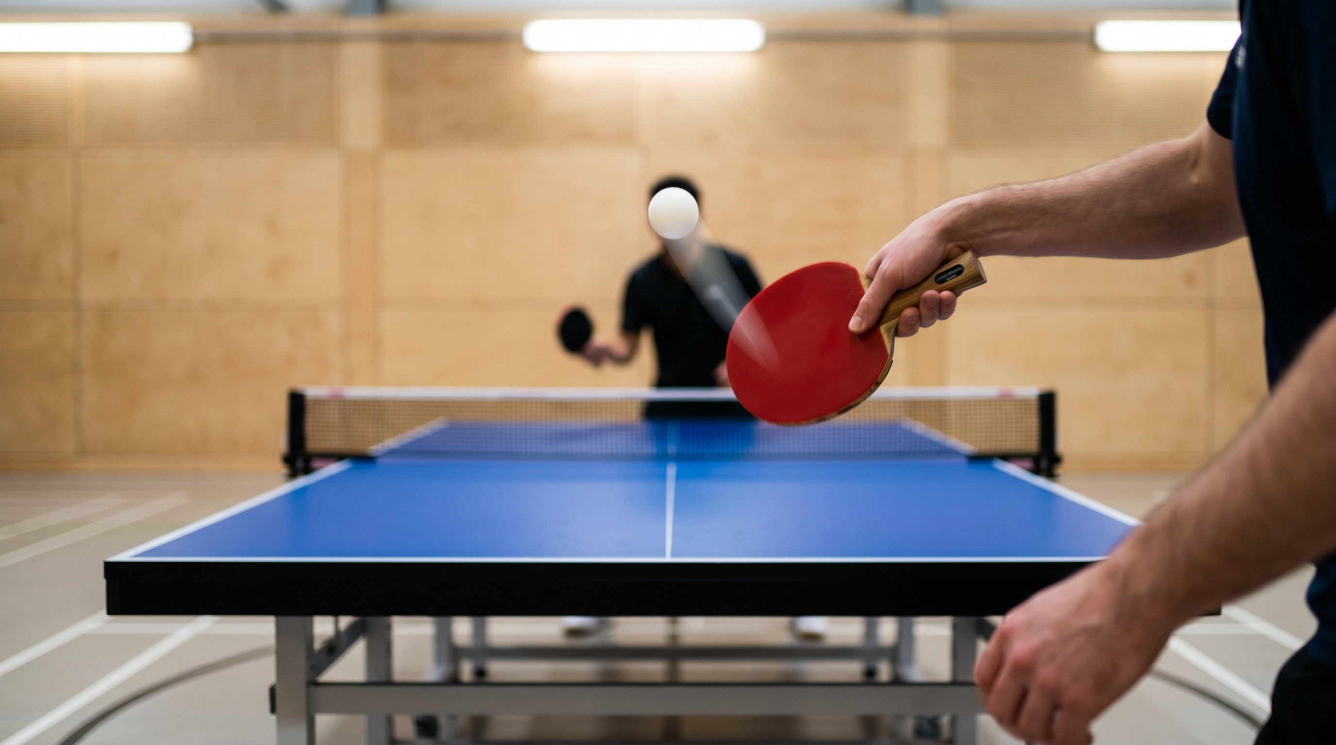 Tischtennis-Action mit Schläger und Ball